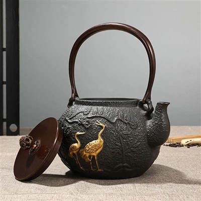 Антикварный чугунный чайник для здоровья